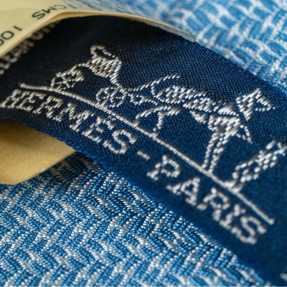 SOLD! Hermes Faconnee H Bicolore tie (New!) - Picture 4 of 7